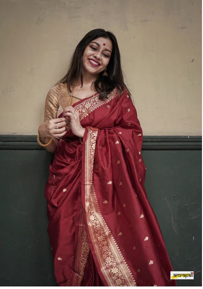 Red Women's Weaving Jacquard Saree With Designer Pallu and Beautiful Weaving Blouse